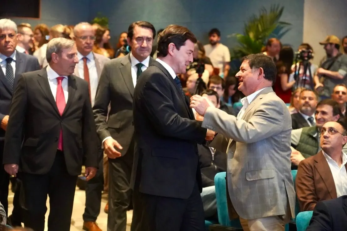 El presidente autonómico, Alfonso Fernández Mañueco, presenta, junto al consejero de Medio Ambiente, Vivienda y Ordenación del Territorio, Juan Carlos Suárez-Quiñones y el consejero de Movilidad, José Luis Sanz, la nueva tarjeta de transporte gratuito en autobús de la Junta