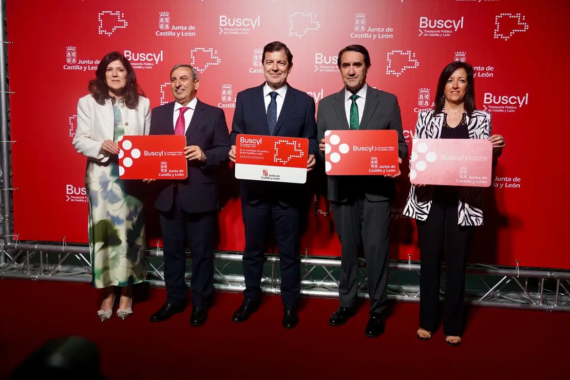 El presidente autonómico, Alfonso Fernández Mañueco, presenta, junto al consejero de Medio Ambiente, Vivienda y Ordenación del Territorio, Juan Carlos Suárez-Quiñones y el consejero de Movilidad, José Luis Sanz, la nueva tarjeta de transporte gratuito en autobús de la Junta