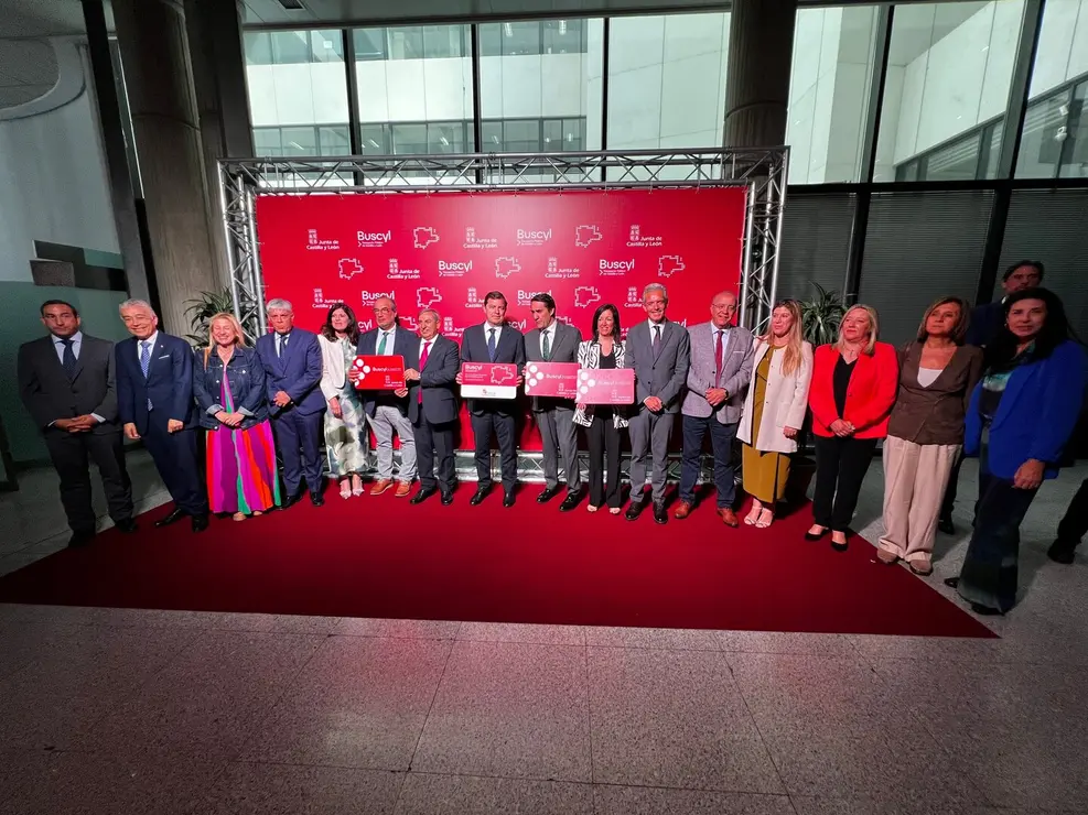 El presidente autonómico, Alfonso Fernández Mañueco, presenta, junto al consejero de Medio Ambiente, Vivienda y Ordenación del Territorio, Juan Carlos Suárez-Quiñones y el consejero de Movilidad, José Luis Sanz, la nueva tarjeta de transporte gratuito en autobús de la Junta