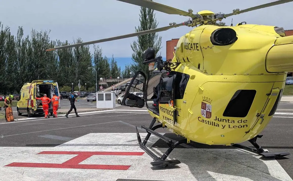 Un hombre de 70 años tuvo que ser evacuado este domingo en helicóptero tras sufrir una indisposición mientras caminaba por un tramo de difícil acceso entre Riego de Ambrós y Molinaseca.
