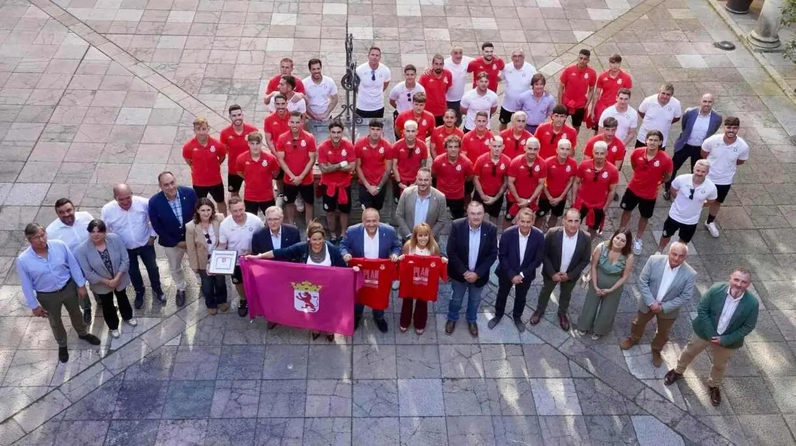 El presidente de la Diputación, Gerardo Álvarez Courel, y el resto de la corporación provincial reciben a la plantilla, cuerpo técnico y directiva de la Cultural y Deportiva Leonesa tras su ascenso a Segunda División
