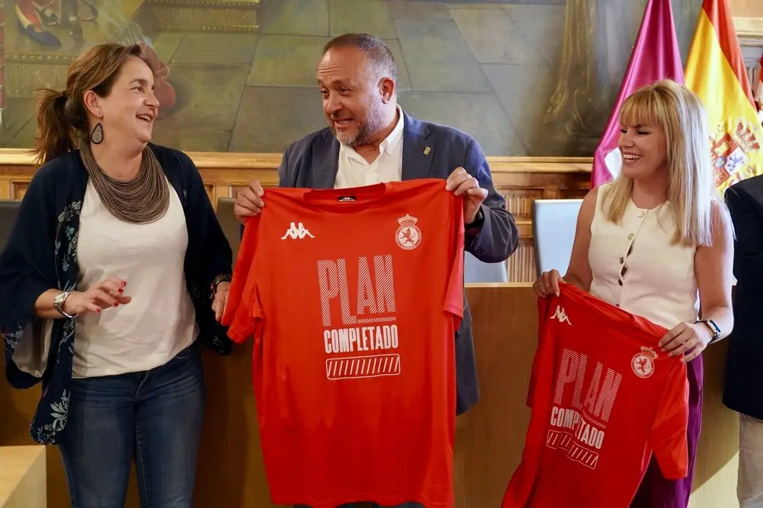 El presidente de la Diputación, Gerardo Álvarez Courel, y el resto de la corporación provincial reciben a la plantilla, cuerpo técnico y directiva de la Cultural y Deportiva Leonesa tras su ascenso a Segunda División