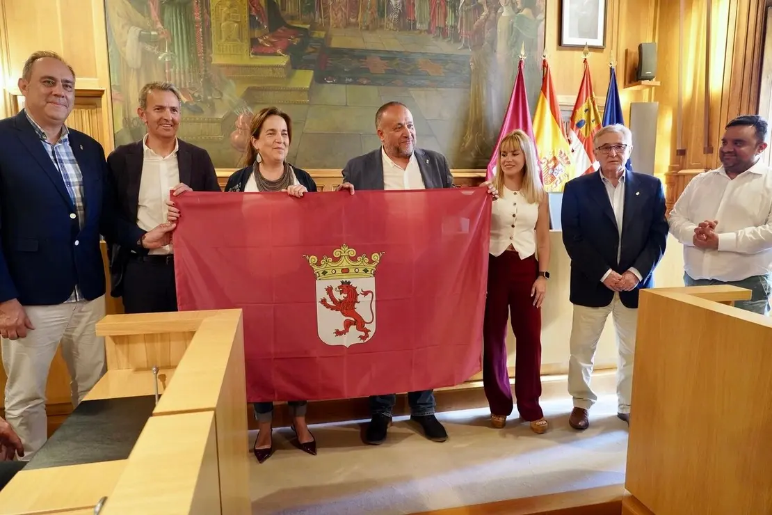 El presidente de la Diputación, Gerardo Álvarez Courel, y el resto de la corporación provincial reciben a la plantilla, cuerpo técnico y directiva de la Cultural y Deportiva Leonesa tras su ascenso a Segunda División