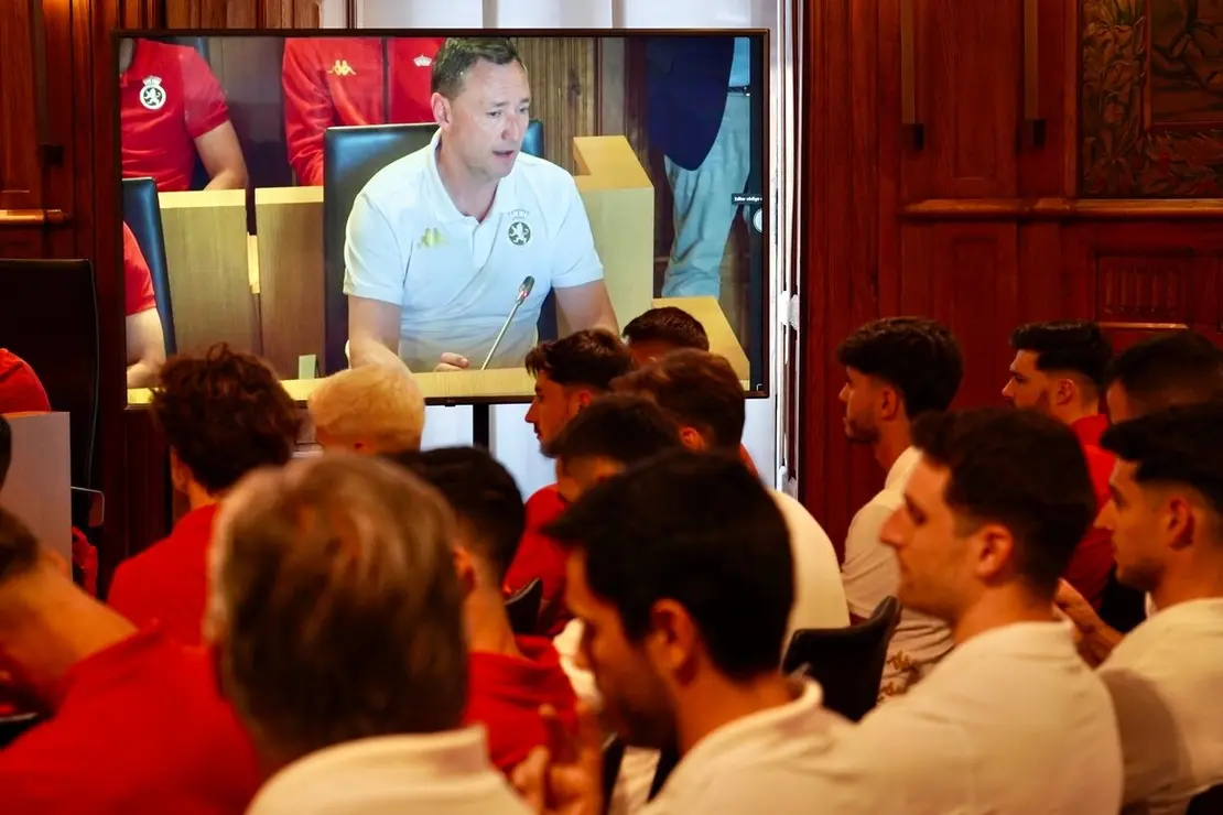 El presidente de la Diputación, Gerardo Álvarez Courel, y el resto de la corporación provincial reciben a la plantilla, cuerpo técnico y directiva de la Cultural y Deportiva Leonesa tras su ascenso a Segunda División