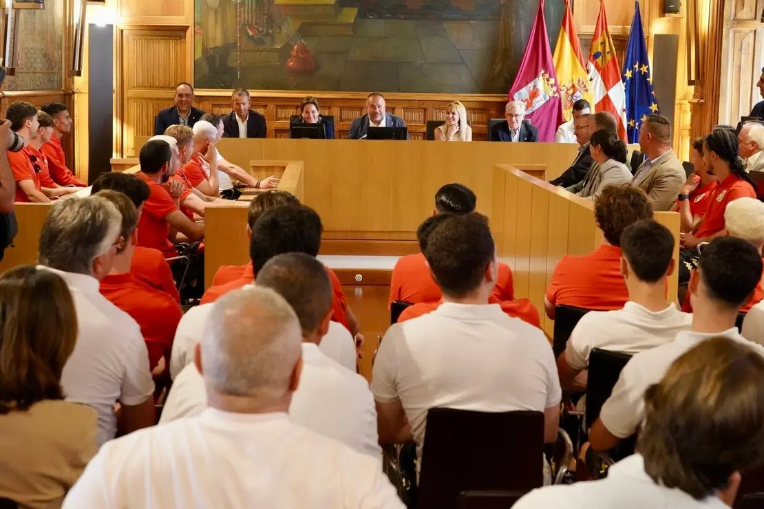 El presidente de la Diputación, Gerardo Álvarez Courel, y el resto de la corporación provincial reciben a la plantilla, cuerpo técnico y directiva de la Cultural y Deportiva Leonesa tras su ascenso a Segunda División