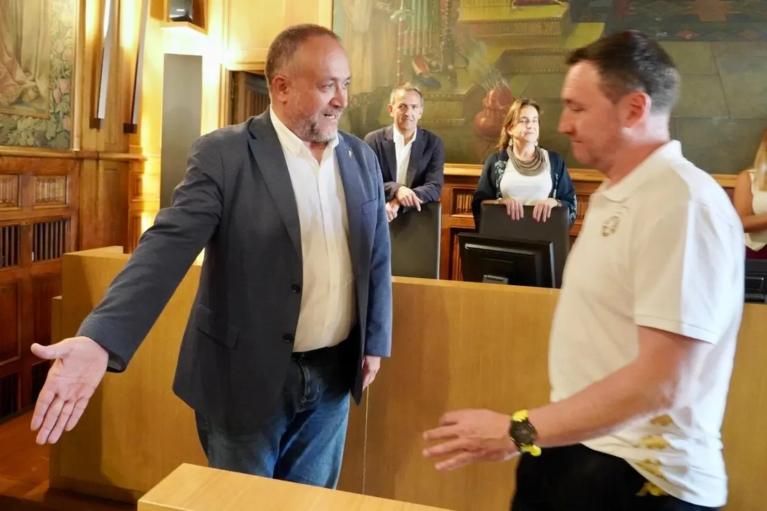 El presidente de la Diputación, Gerardo Álvarez Courel, y el resto de la corporación provincial reciben a la plantilla, cuerpo técnico y directiva de la Cultural y Deportiva Leonesa tras su ascenso a Segunda División