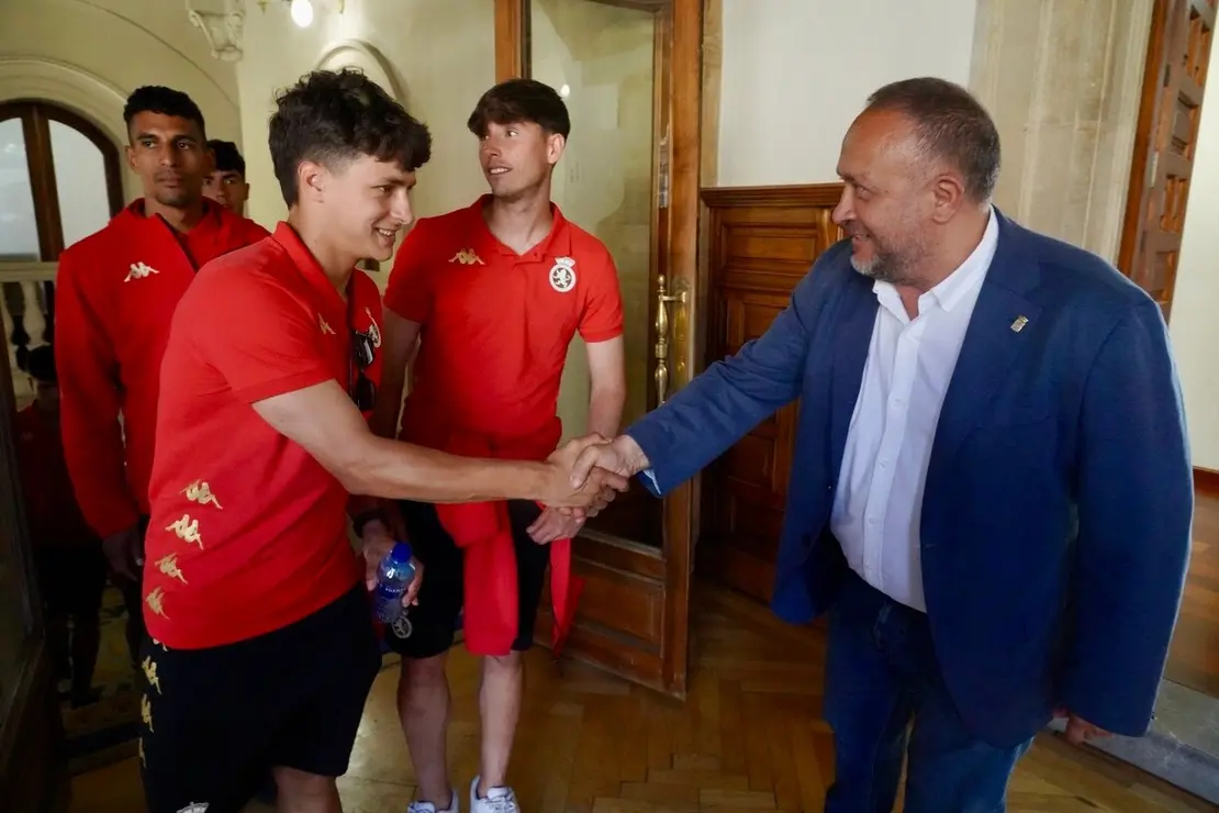 El presidente de la Diputación, Gerardo Álvarez Courel, y el resto de la corporación provincial reciben a la plantilla, cuerpo técnico y directiva de la Cultural y Deportiva Leonesa tras su ascenso a Segunda División