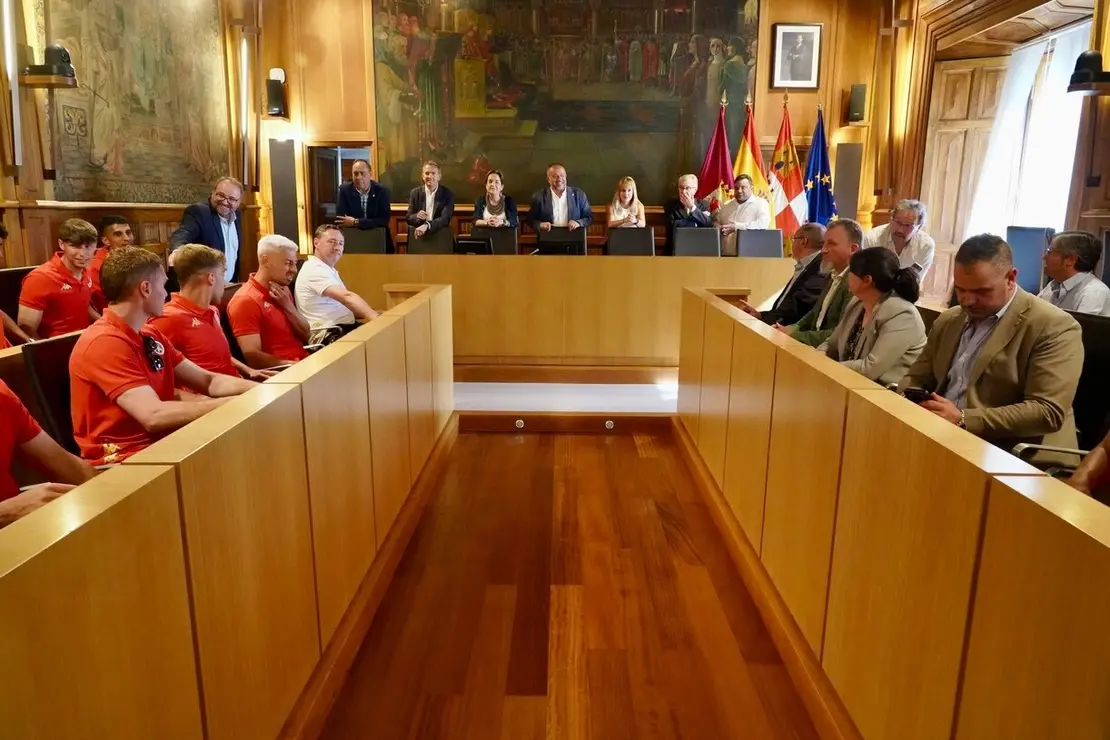 El presidente de la Diputación, Gerardo Álvarez Courel, y el resto de la corporación provincial reciben a la plantilla, cuerpo técnico y directiva de la Cultural y Deportiva Leonesa tras su ascenso a Segunda División