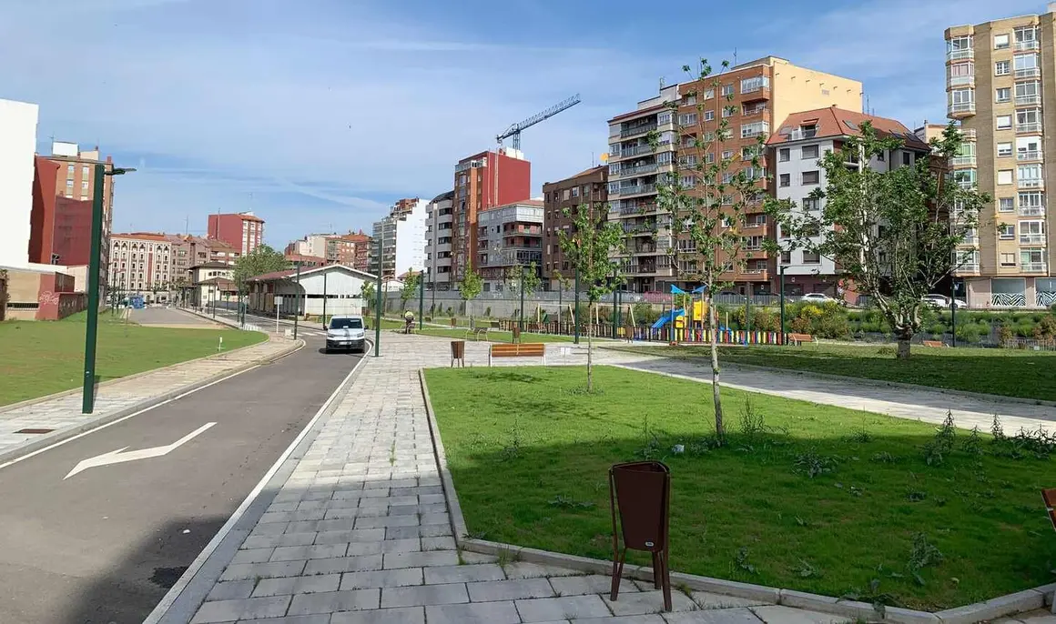 La ciudad estrena este martes 27 los nuevos viales urbanos junto a Matallana tras las obras de ese área, pero continúa sin definir una solución para la llegada del tren al corazón leonés, interrumpida desde 2011. Fotos: Alfonso F. Reca
