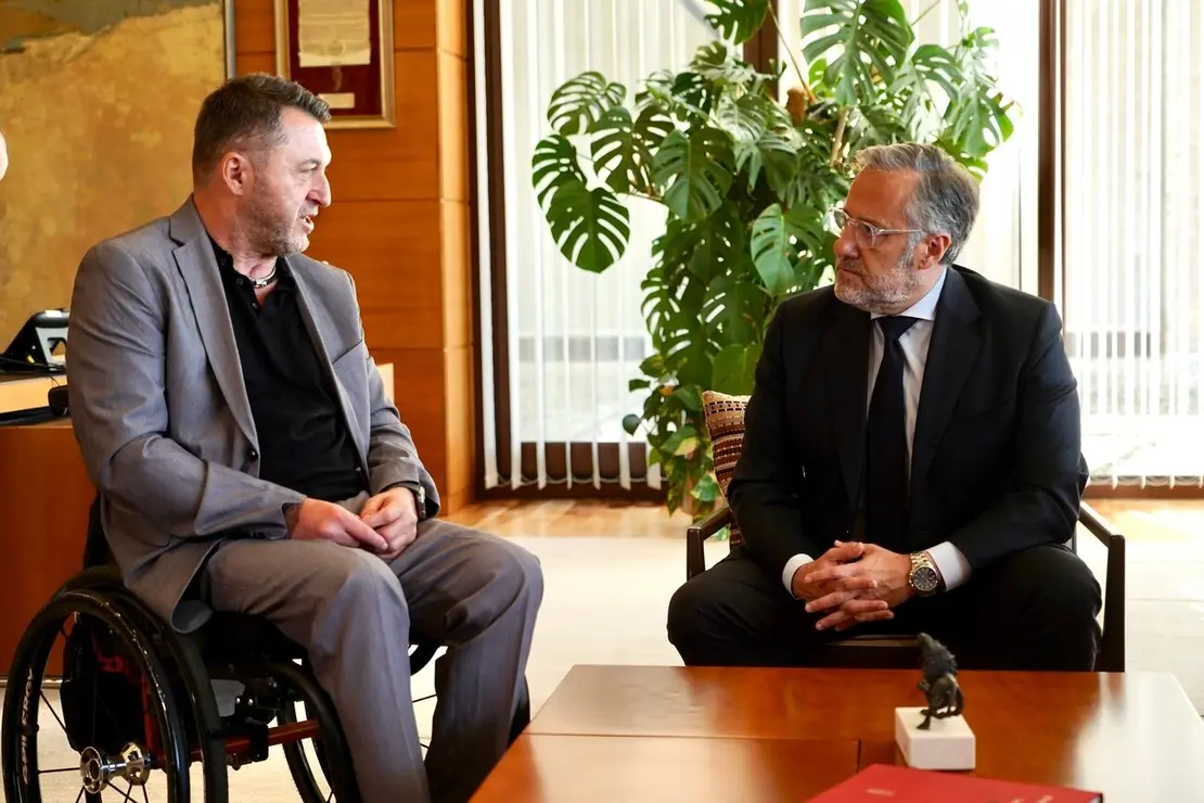 El presidente de las Cortes de Castilla y León, Carlos Pollán, recibe en su despacho al presidente del Comité Autonómico de Entidades Representantes de Personas con Discapacidad en Castilla y León (CERMI-CyL), Francisco Sardón, con motivo de la celebración del 25 aniversario de la organización.