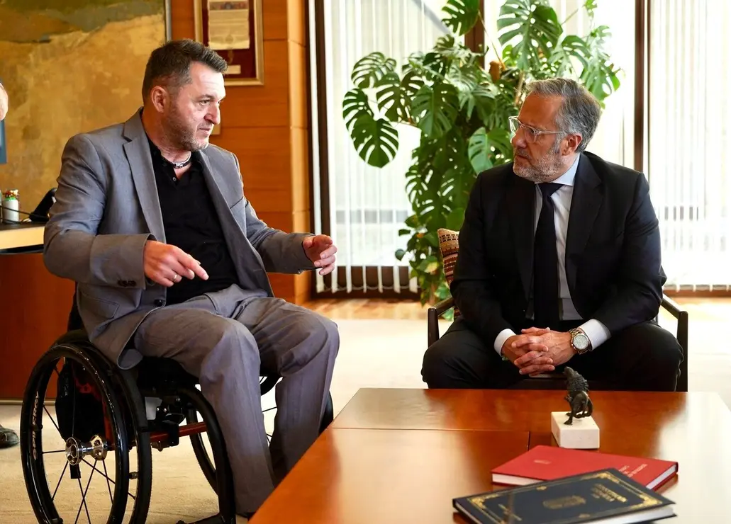 El presidente de las Cortes de Castilla y León, Carlos Pollán, recibe en su despacho al presidente del Comité Autonómico de Entidades Representantes de Personas con Discapacidad en Castilla y León (CERMI-CyL), Francisco Sardón, con motivo de la celebración del 25 aniversario de la organización.