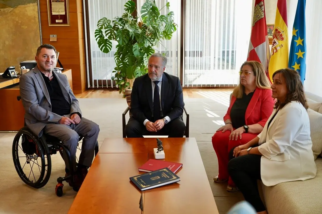 El presidente de las Cortes de Castilla y León, Carlos Pollán, recibe en su despacho al presidente del Comité Autonómico de Entidades Representantes de Personas con Discapacidad en Castilla y León (CERMI-CyL), Francisco Sardón, con motivo de la celebración del 25 aniversario de la organización.