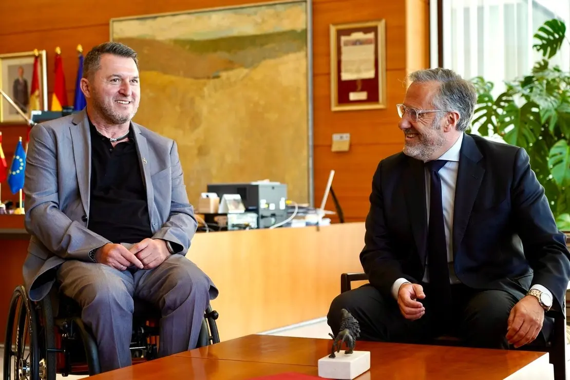 El presidente de las Cortes de Castilla y León, Carlos Pollán, recibe en su despacho al presidente del Comité Autonómico de Entidades Representantes de Personas con Discapacidad en Castilla y León (CERMI-CyL), Francisco Sardón, con motivo de la celebración del 25 aniversario de la organización.