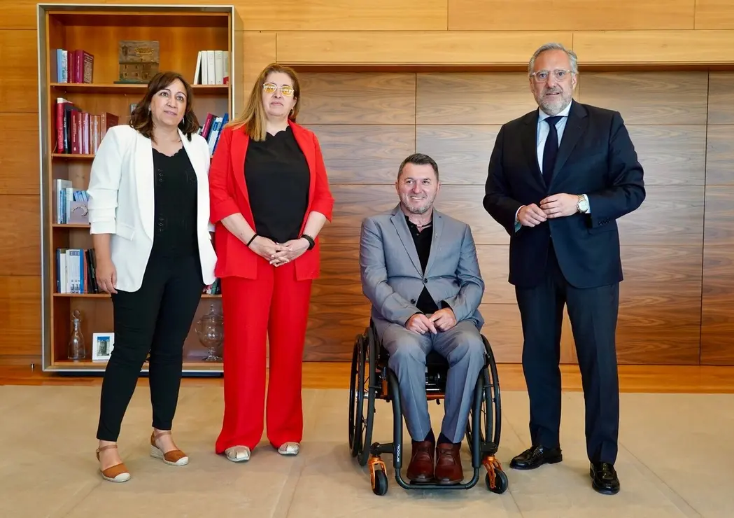 El presidente de las Cortes de Castilla y León, Carlos Pollán, recibe en su despacho al presidente del Comité Autonómico de Entidades Representantes de Personas con Discapacidad en Castilla y León (CERMI-CyL), Francisco Sardón, con motivo de la celebración del 25 aniversario de la organización. Foto: Leticia Pérez.