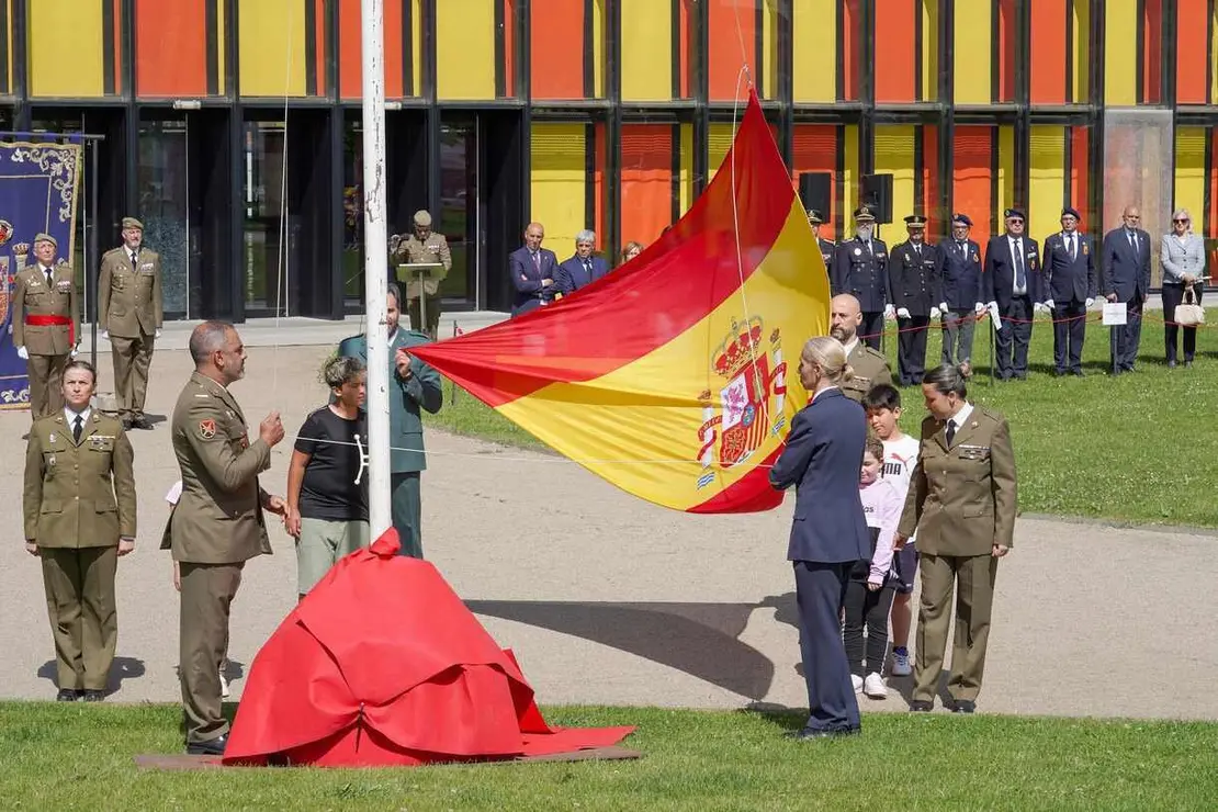 El general jefe del Mando de Artillería de Campaña y Comandante Militar de León, Antonio Mongío, preside un acto de izado de bandera con motivo de la celebración del Día de las Fuerzas Armadas