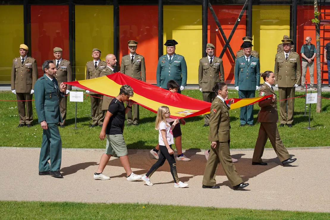 El general jefe del Mando de Artillería de Campaña y Comandante Militar de León, Antonio Mongío, preside un acto de izado de bandera con motivo de la celebración del Día de las Fuerzas Armadas
