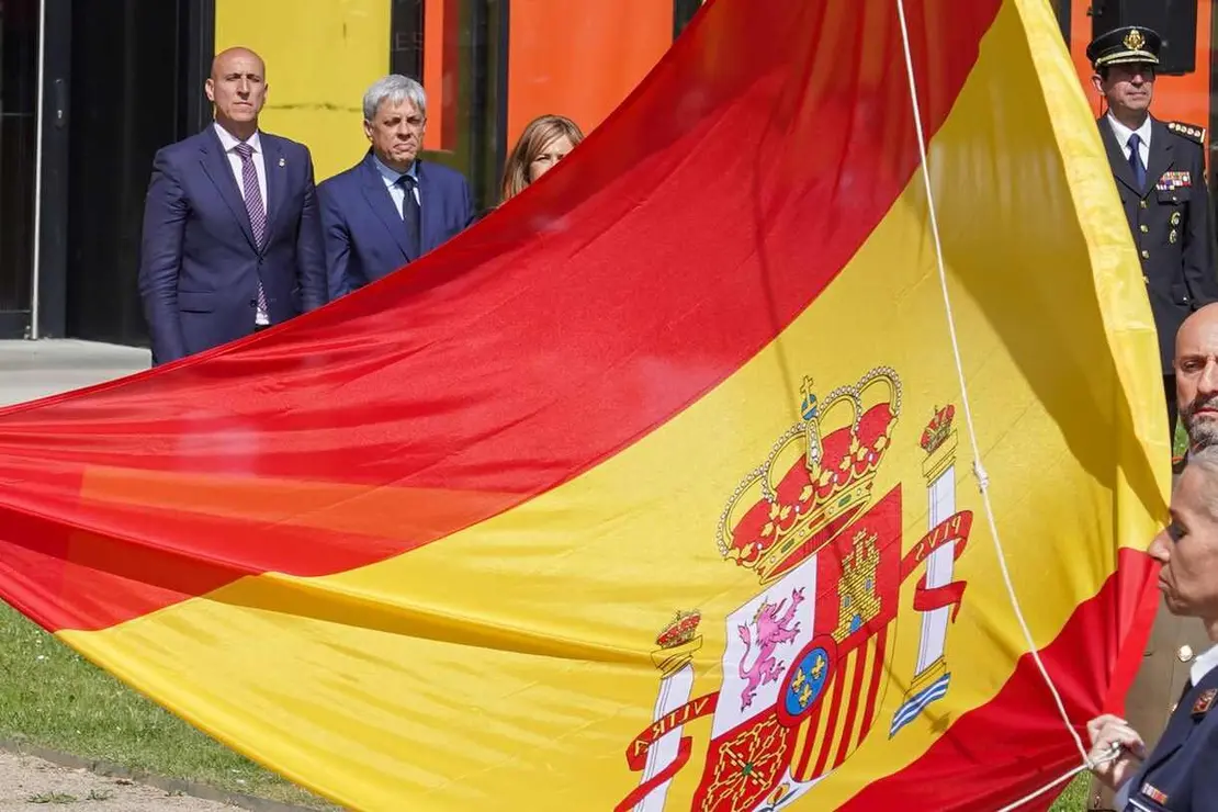 El general jefe del Mando de Artillería de Campaña y Comandante Militar de León, Antonio Mongío, preside un acto de izado de bandera con motivo de la celebración del Día de las Fuerzas Armadas. Jornada de exposición de medios del Ejército de Tierra y la Guardia Civil en el Palacio de Exposiciones de León con motivo del Día de las Fuerzas Armadas. Fotos: Campillo