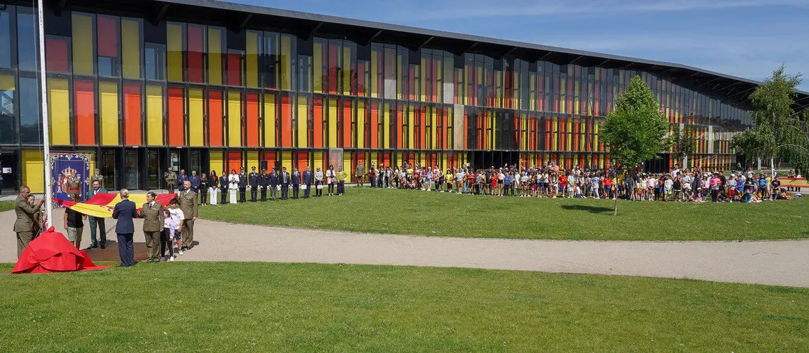 El general jefe del Mando de Artillería de Campaña y Comandante Militar de León, Antonio Mongío, preside un acto de izado de bandera con motivo de la celebración del Día de las Fuerzas Armadas