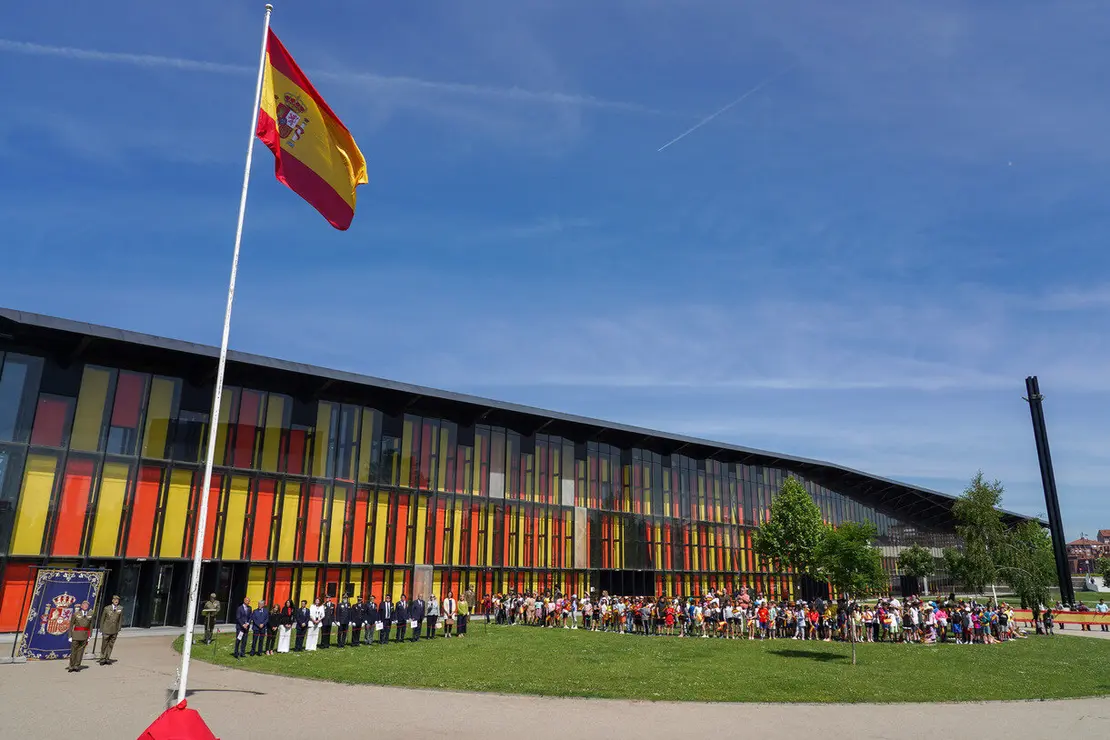 El general jefe del Mando de Artillería de Campaña y Comandante Militar de León, Antonio Mongío, preside un acto de izado de bandera con motivo de la celebración del Día de las Fuerzas Armadas