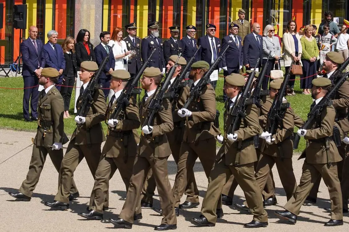 El general jefe del Mando de Artillería de Campaña y Comandante Militar de León, Antonio Mongío, preside un acto de izado de bandera con motivo de la celebración del Día de las Fuerzas Armadas