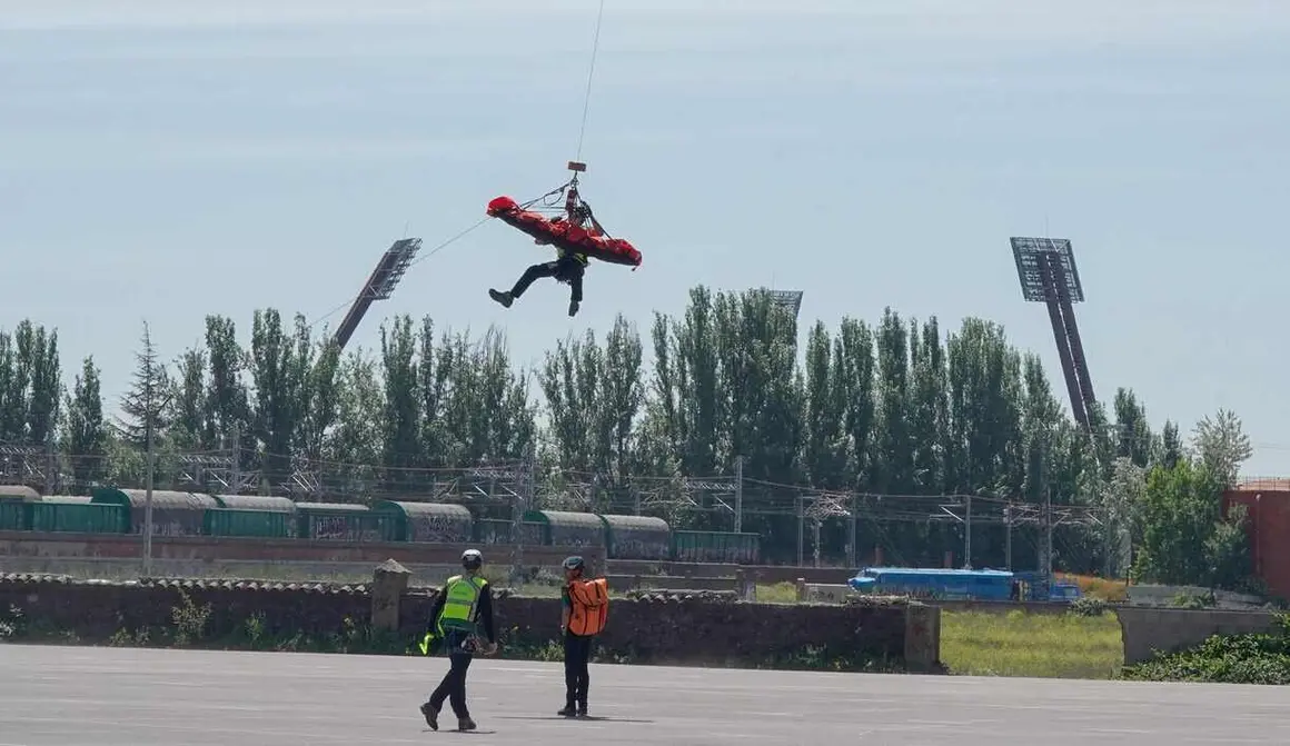 Exposición de medios del Ejército de Tierra y la Guardia Civil en el Palacio de Exposiciones de León con motivo del Día de las Fuerzas Armadas