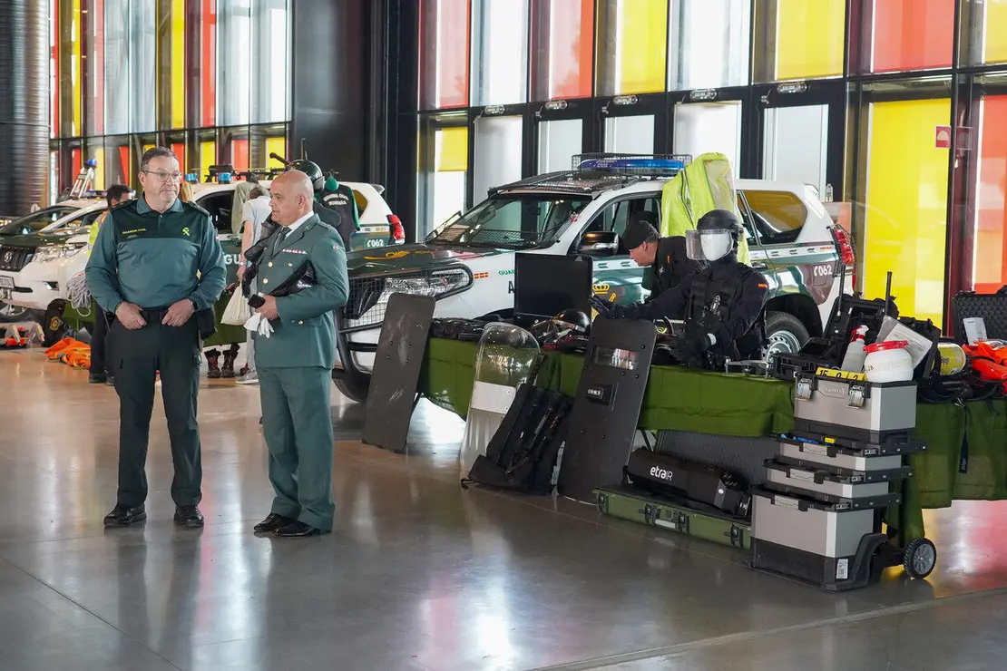 Exposición de medios del Ejército de Tierra y la Guardia Civil en el Palacio de Exposiciones de León con motivo del Día de las Fuerzas Armadas