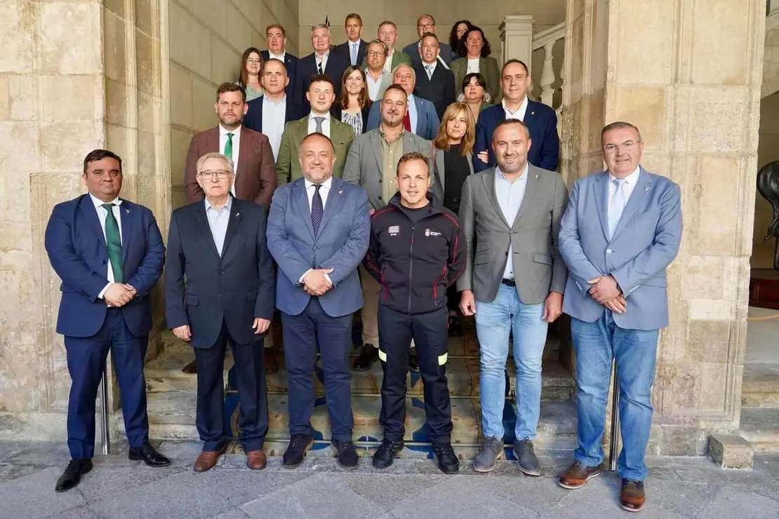 El presidente de la Diputación de León, Gerardo Álvarez Courel, presenta al nuevo jefe del SEPEIS, Julián Alcalá