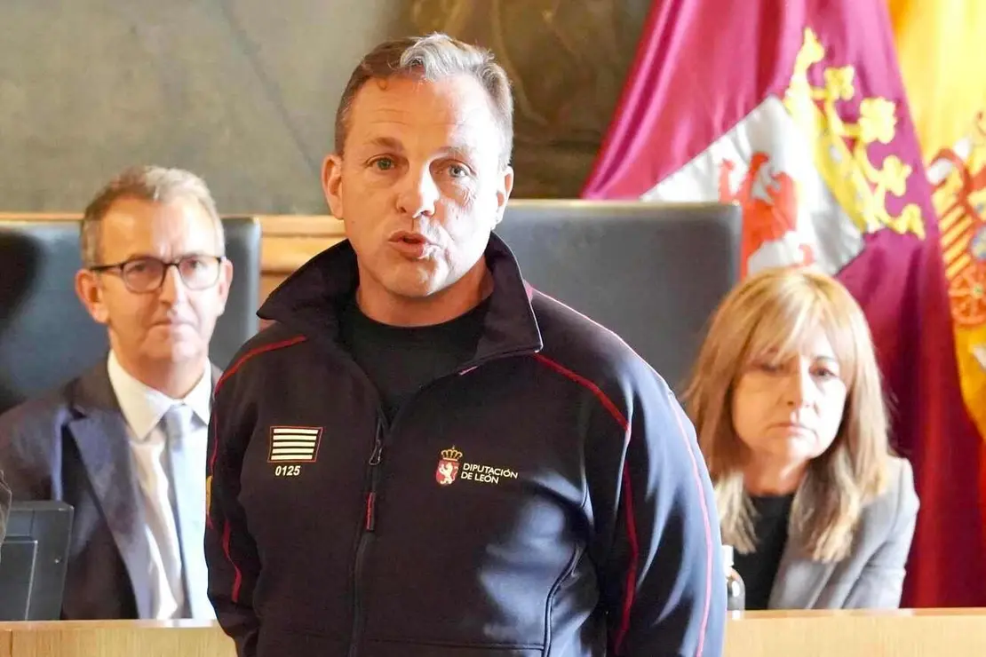 El presidente de la Diputación de León, Gerardo Álvarez Courel, presenta al nuevo jefe del SEPEIS, Julián Alcalá. Foto: Campillo