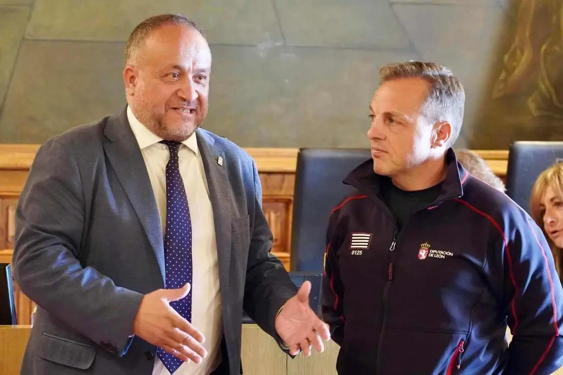 El presidente de la Diputación de León, Gerardo Álvarez Courel, presenta al nuevo jefe del SEPEIS, Julián Alcalá