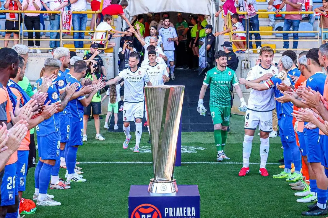 La Cultural iguala en el último suspiro ante el Ceuta (2-2) en el partido de ida de la final de campeones de Primera RFEF, en un Reino de León volcado con su equipo en la despedida como local tras el ascenso. Fotos: Isaac Llamazares