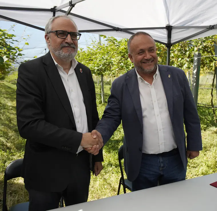 El presidente de la Diputación de León, Gerardo Álvarez Courel, junto al del Consejo Comarcal del Bierzo, Olegario Ramón, durante la firma del convenio del Banco de Tierras