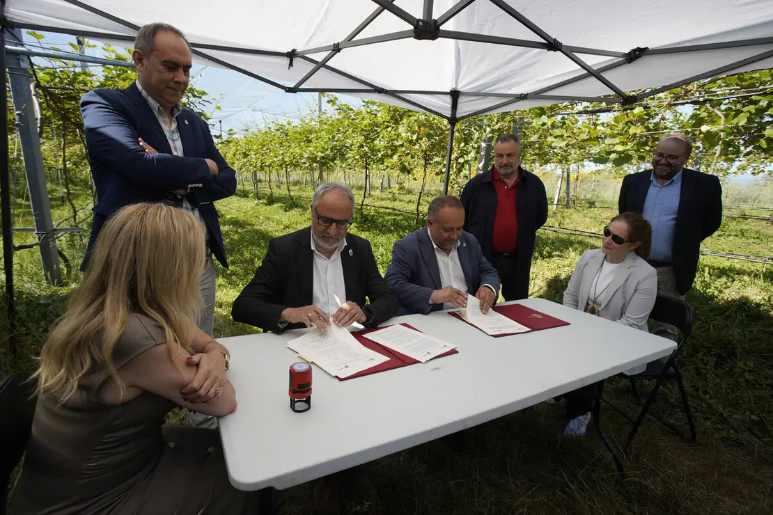 El presidente de la Diputación de León, Gerardo Álvarez Courel, junto al del Consejo Comarcal del Bierzo, Olegario Ramón, durante la firma del convenio del Banco de Tierras