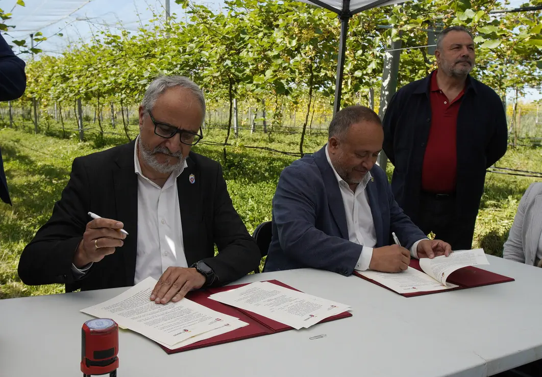El presidente de la Diputación de León, Gerardo Álvarez Courel, junto al del Consejo Comarcal del Bierzo, Olegario Ramón, durante la firma del convenio del Banco de Tierras