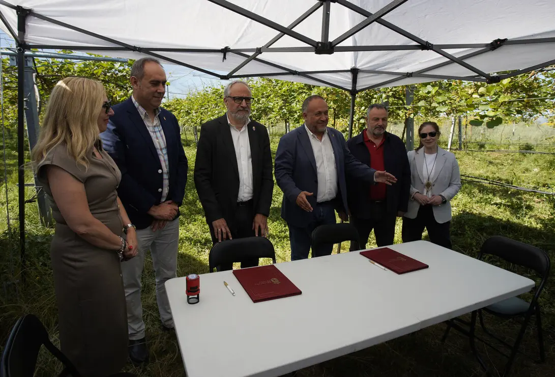 El presidente de la Diputación de León, Gerardo Álvarez Courel, junto al del Consejo Comarcal del Bierzo, Olegario Ramón, durante la firma del convenio del Banco de Tierras