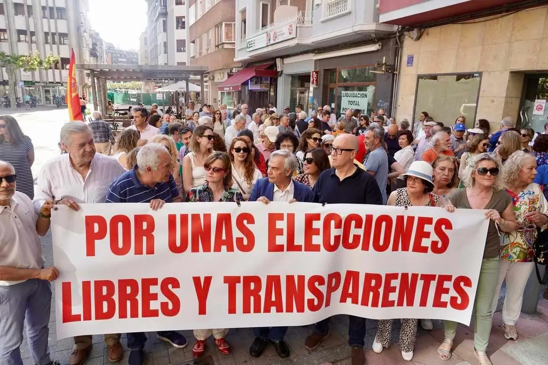 Más de un centenar de médicos se concentran para pedir unas elecciones “limpias y transparentes” en el Colegio Oficial de León