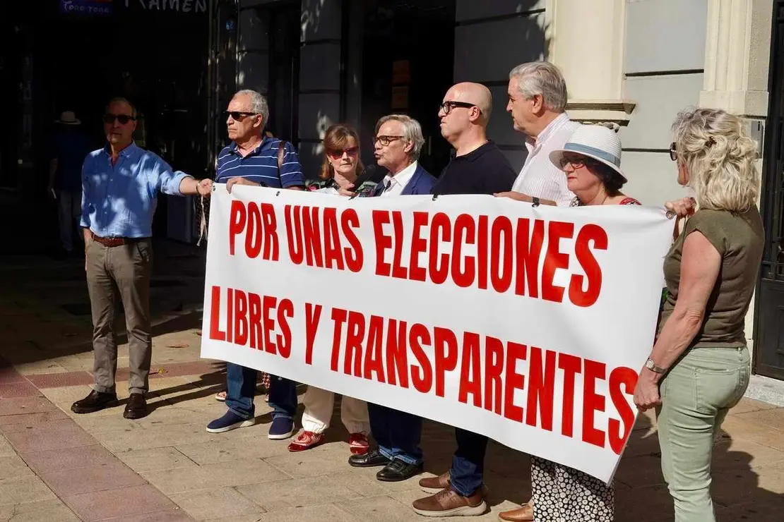 Más de un centenar de médicos se concentran para pedir unas elecciones “limpias y transparentes” en el Colegio Oficial de León