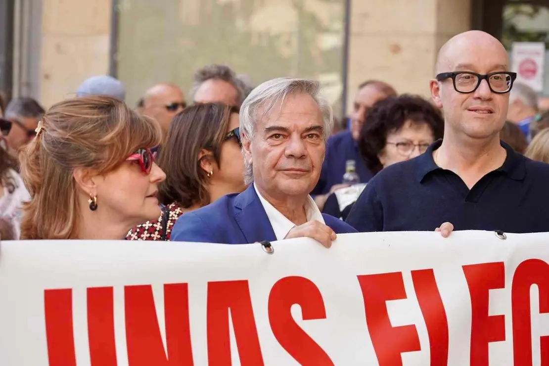 Más de un centenar de médicos se concentran para pedir unas elecciones “limpias y transparentes” en el Colegio Oficial de León