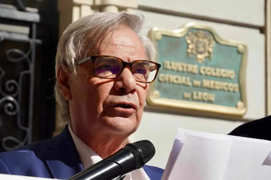 Más de un centenar de médicos se concentran para pedir unas elecciones “limpias y transparentes” en el Colegio Oficial de León