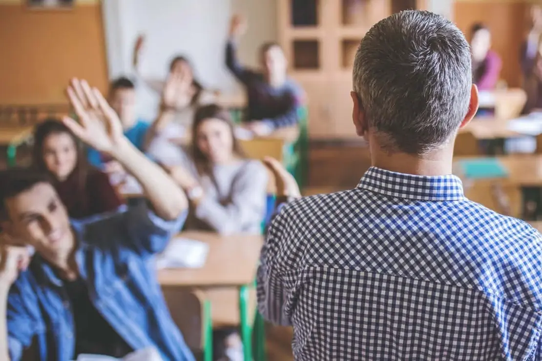 Imagen de un profesor en un aula.