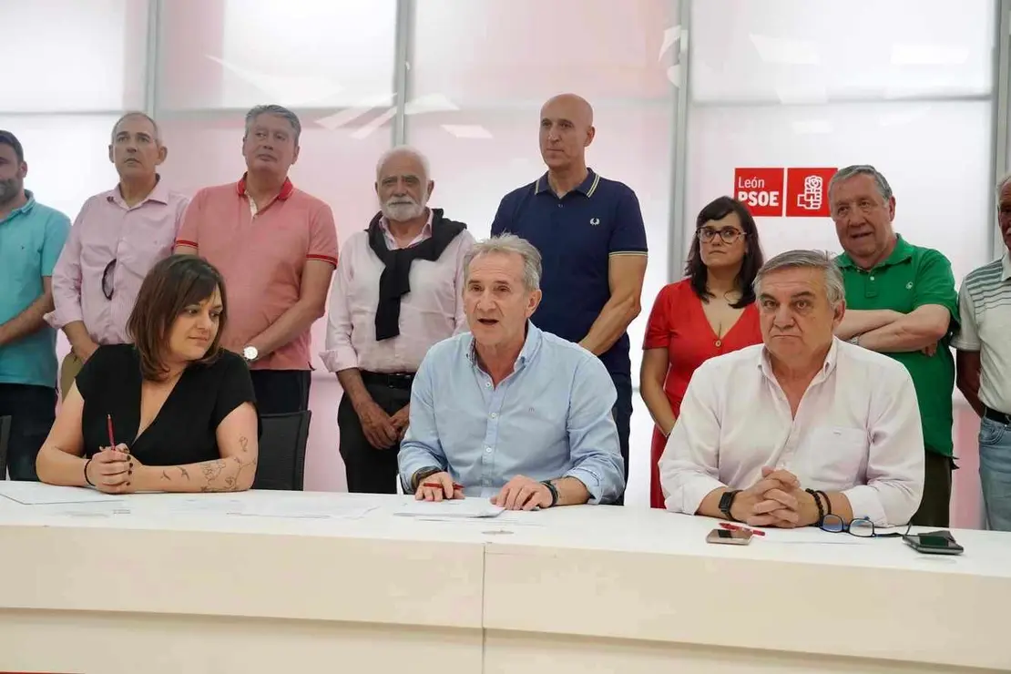 Celebración de la asamblea general extraordinaria en la Agrupación Municipal del Partido Socialista de León