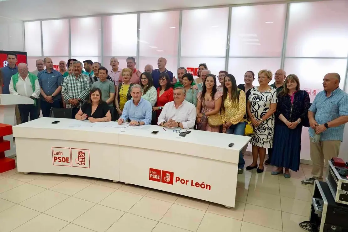 Celebración de la asamblea general extraordinaria en la Agrupación Municipal del Partido Socialista de León
