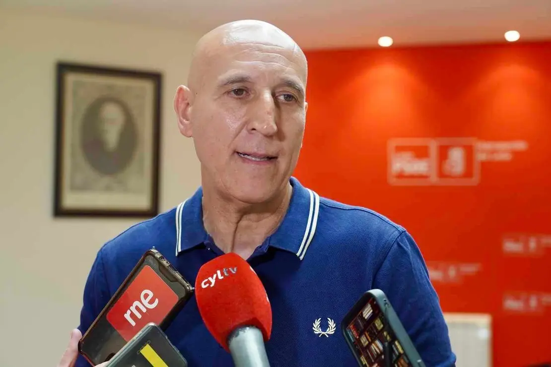 Celebración de la asamblea general extraordinaria en la Agrupación Municipal del Partido Socialista de León