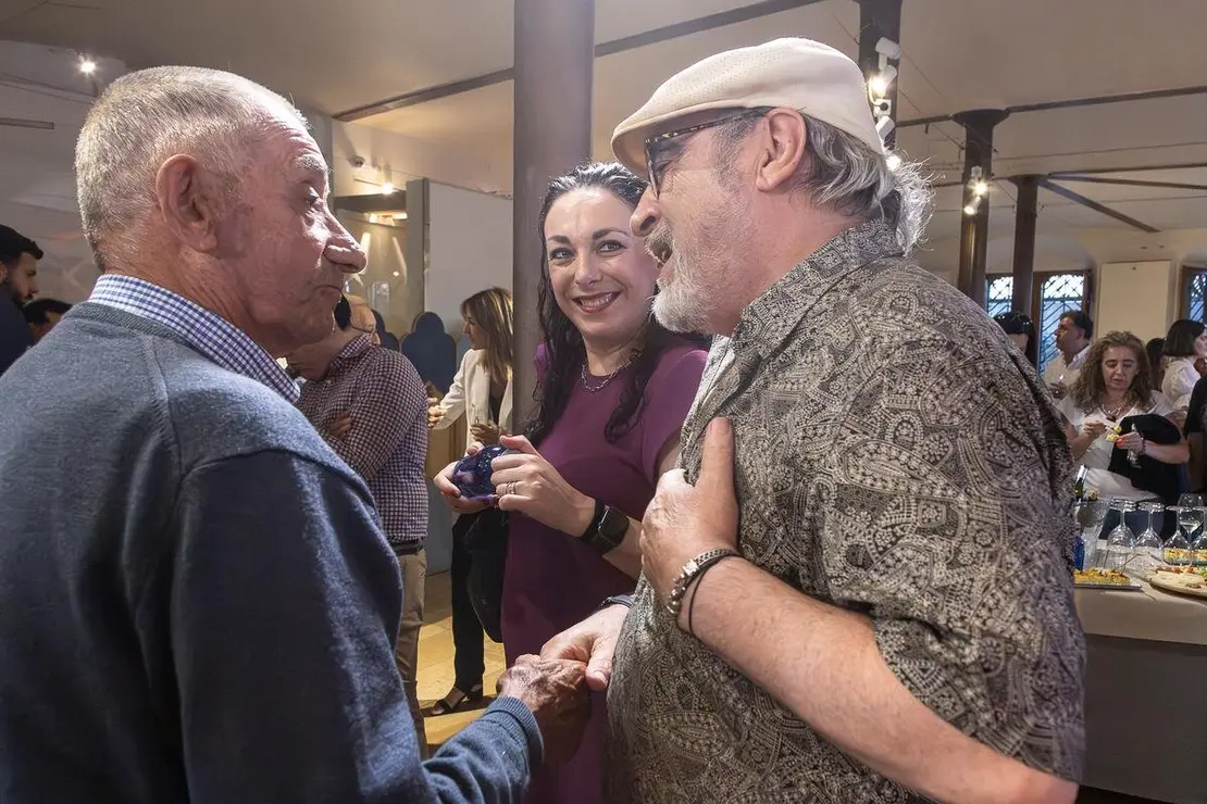 El nuevo medio se presenta ante una amplia representación institucional, empresarial y social, con un mensaje firme en favor del periodismo honesto y la pluralidad informativa. Foto: caraAcara