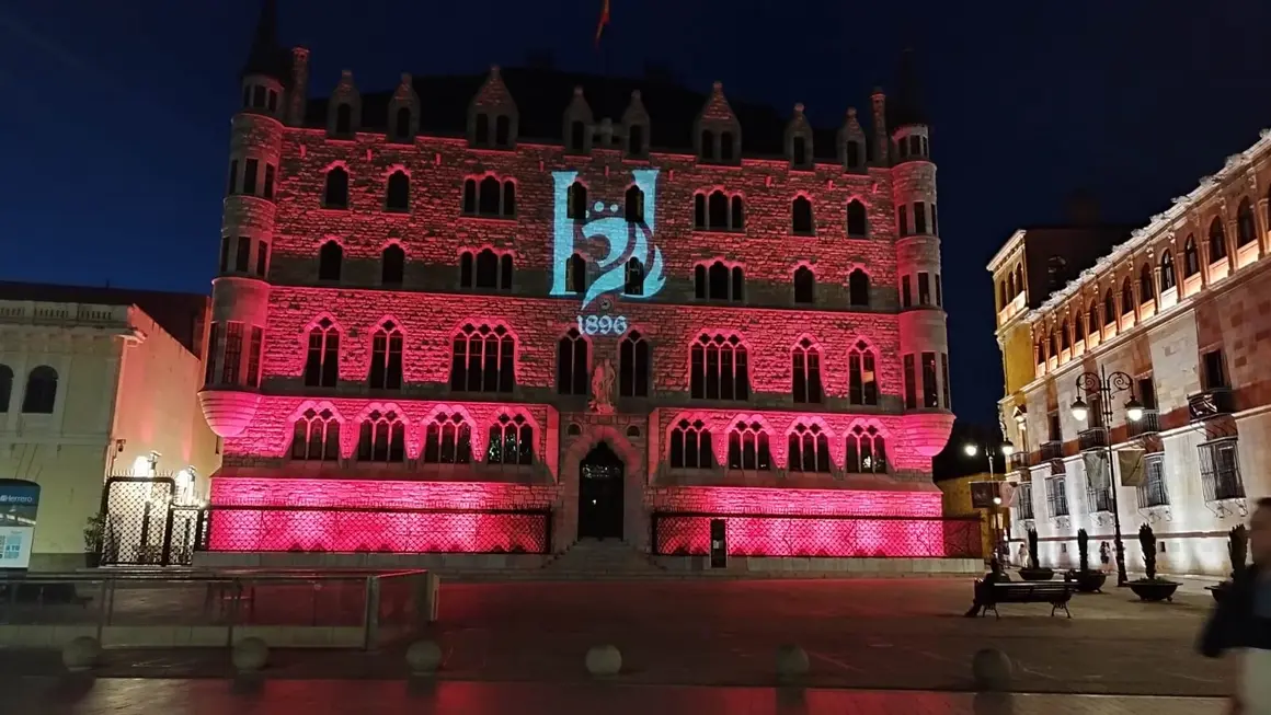 Imagen de Botines, iluminado con el logotipo del Heraldo de León.