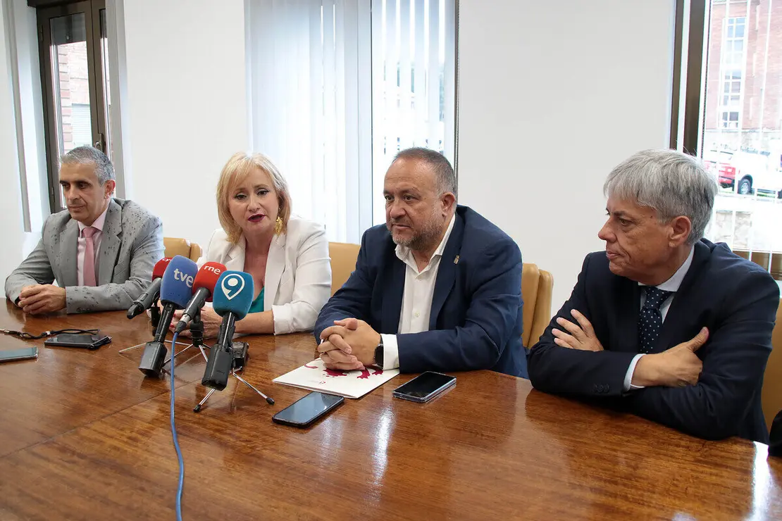 La consejera de Industria, Comercio y Empleo, Leticia García, y el presidente de la Diputación de León, Gerardo Álvarez Courel, presentan los vehículos adquiridos dentro del programa ‘Montel’ para actuaciones medioambientales
