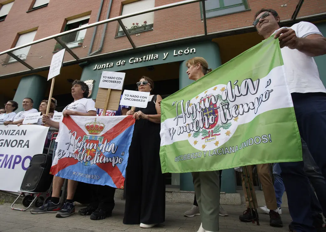 Concentración de la plataforma Oncobierzo frente a la sede de la Junta en Ponferrada