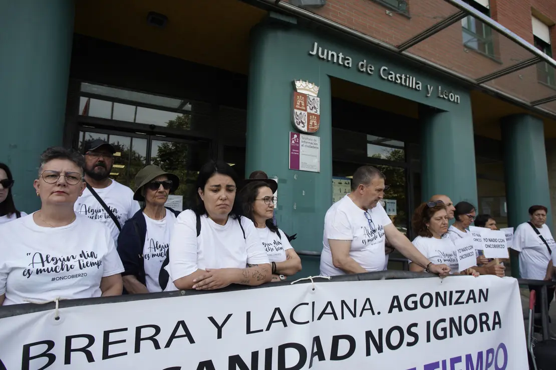 Concentración de a plataforma Oncobierzo frente a la sede de la Junta en Ponferrada