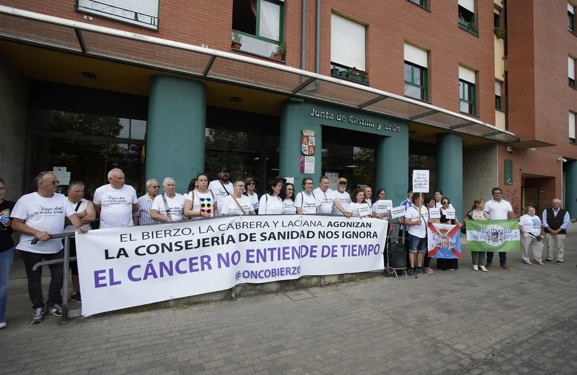 Concentración de a plataforma Oncobierzo frente a la sede de la Junta en Ponferrada