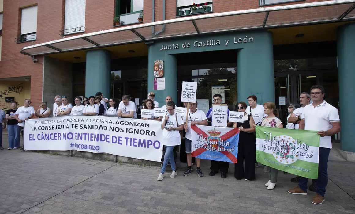 Concentración de a plataforma Oncobierzo frente a la sede de la Junta en Ponferrada