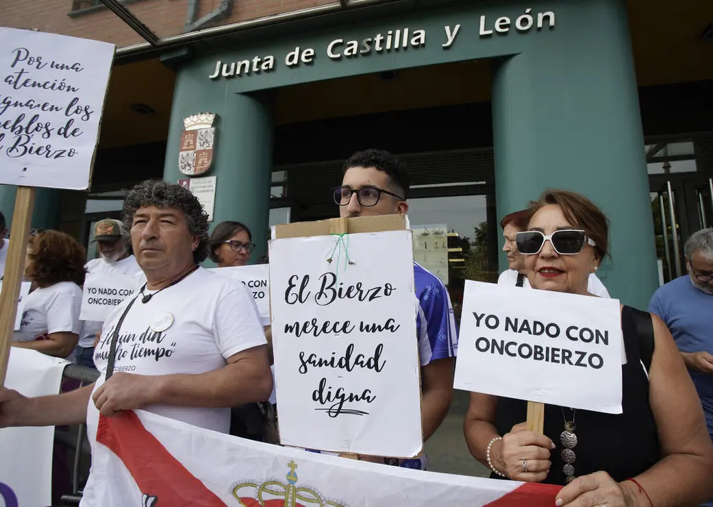 Concentración de a plataforma Oncobierzo frente a la sede de la Junta en Ponferrada